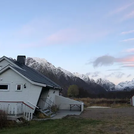 Dom wakacyjny Cozy Small House With Amazing View Hennes