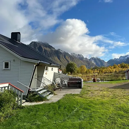 Дом отдыха Cozy Small House With Amazing View Hennes