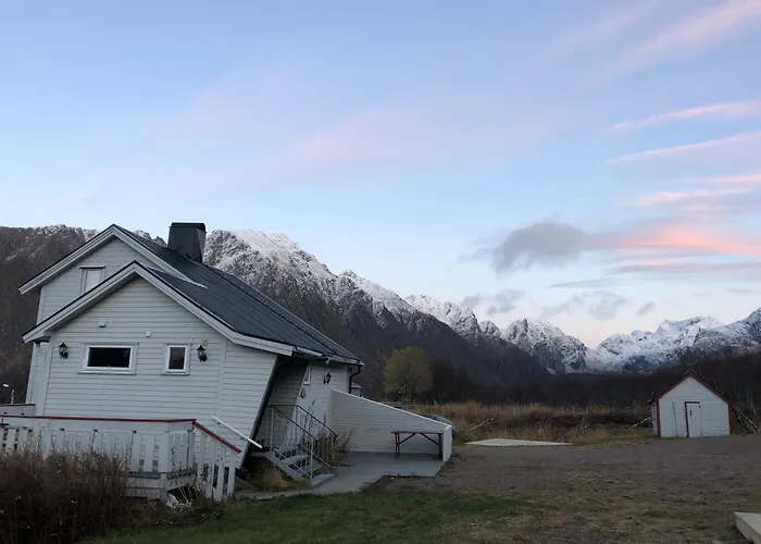 Feriehus Cozy Small House With Amazing View Hennes